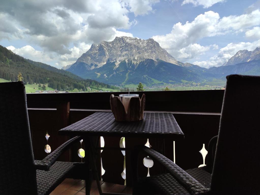A general mountain view or a mountain view taken from az apartmanhoteleket