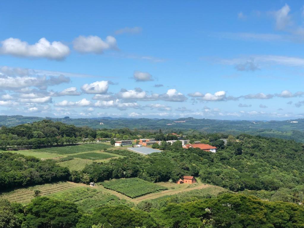 uma vista aérea de uma exploração no meio de um campo em APTO Vista INCRIVEL do VALE DOS VINHEDOS com AR e Garagem Coberta em Bento Gonçalves