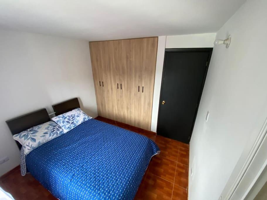 En eller flere senger på et rom på Privado y comodo, amoblado apartamento, Roldanillo