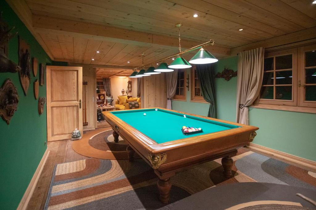 Biliár nebo kulečník v ubytování Magic Megève Bois