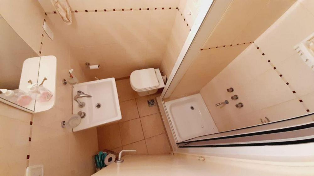 Baño pequeño con lavabo y espejo en Departamento - Monoambiente - Zona Casino - SE RESERVA CON SEÑA en Mar del Plata