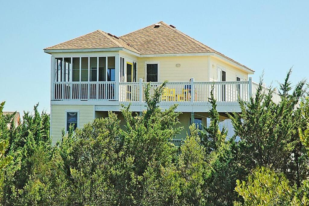 Lake Front Modern Beach House-Hatteras Island في أيفون: منزل كبير مع شرفة كبيرة على الشاطئ
