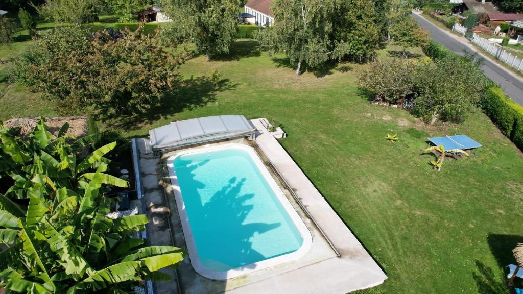 an overhead view of a swimming pool in a yard at La paillote idyllique in Faverolles-sur-Cher