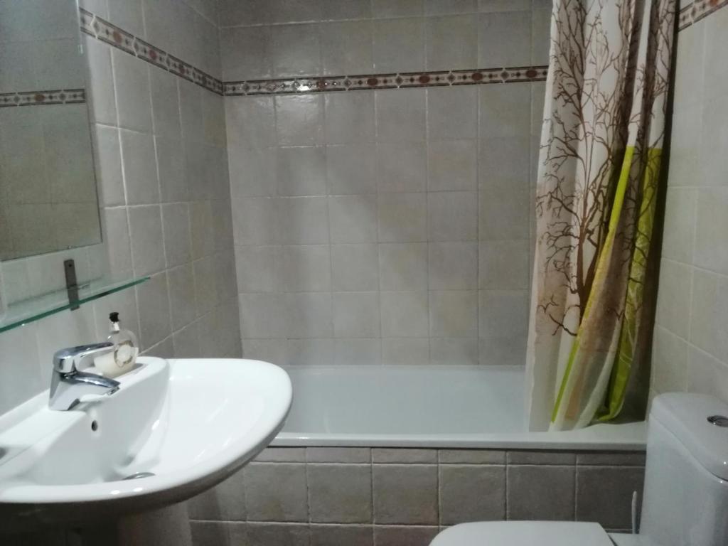 Kúpeľňa v ubytovaní Precioso triplex con jardín y Wifi Puig Falcó 1
