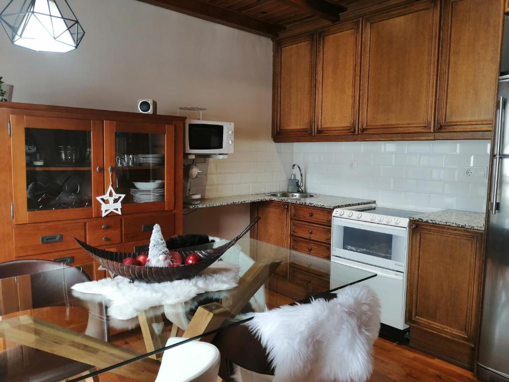 Kuchyňa alebo kuchynka v ubytovaní Precioso triplex con jardín y Wifi Puig Falcó 1