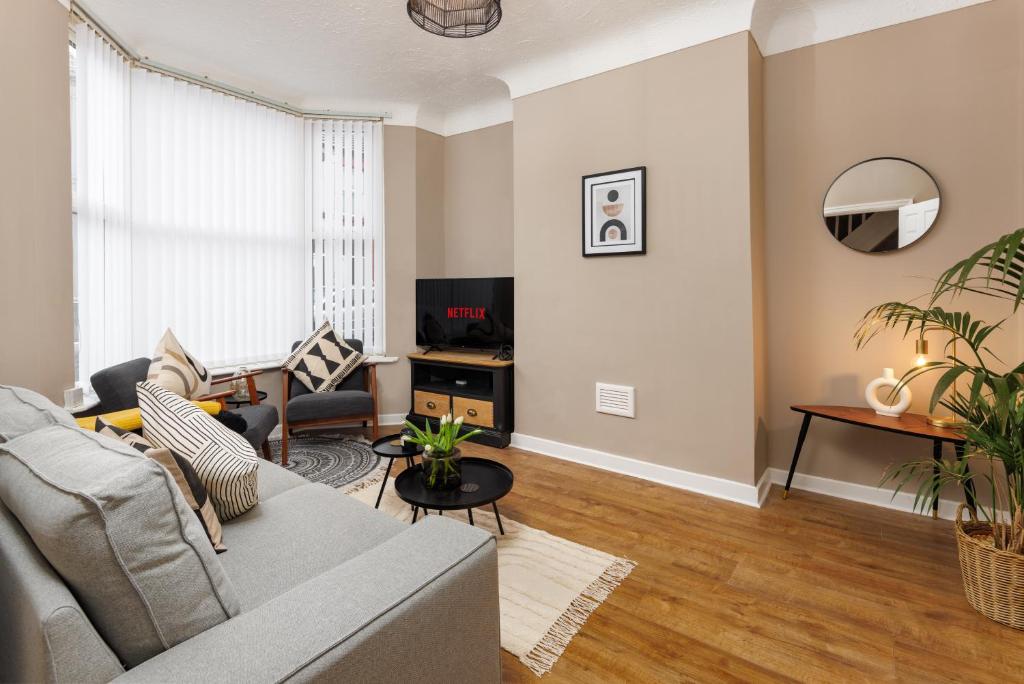 Air Host and Stay - Talton House, sleeps 5, 7 minutes drive to city centre, free parking