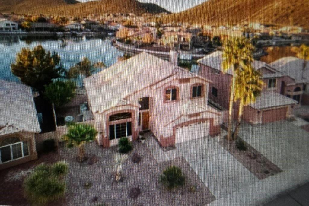 格倫代爾的住宿－Glendale Arizona Lakeside Property，享有海港景色的大型粉红色房屋