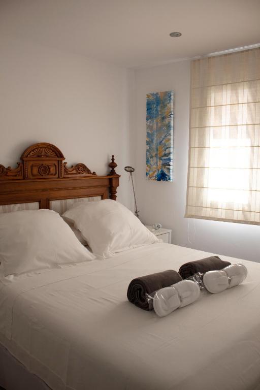 a bedroom with a bed with two towels on it at Apartamento Catòlics 25 in Pollença