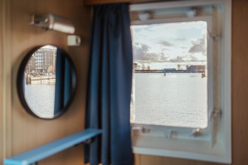 Fotografie z fotogalerie ubytování ARCONA - Übernachten auf dem Wasser - direkt am Bontekai v destinaci Wilhelmshaven