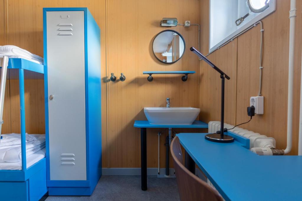 Postel nebo postele na pokoji v ubytování ARCONA - Übernachten auf dem Wasser - direkt am Bontekai