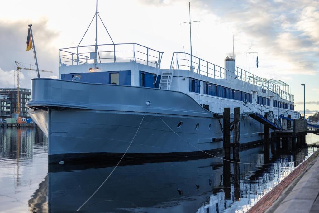 Fotografie z fotogalerie ubytování ARCONA - Übernachten auf dem Wasser - direkt am Bontekai v destinaci Wilhelmshaven