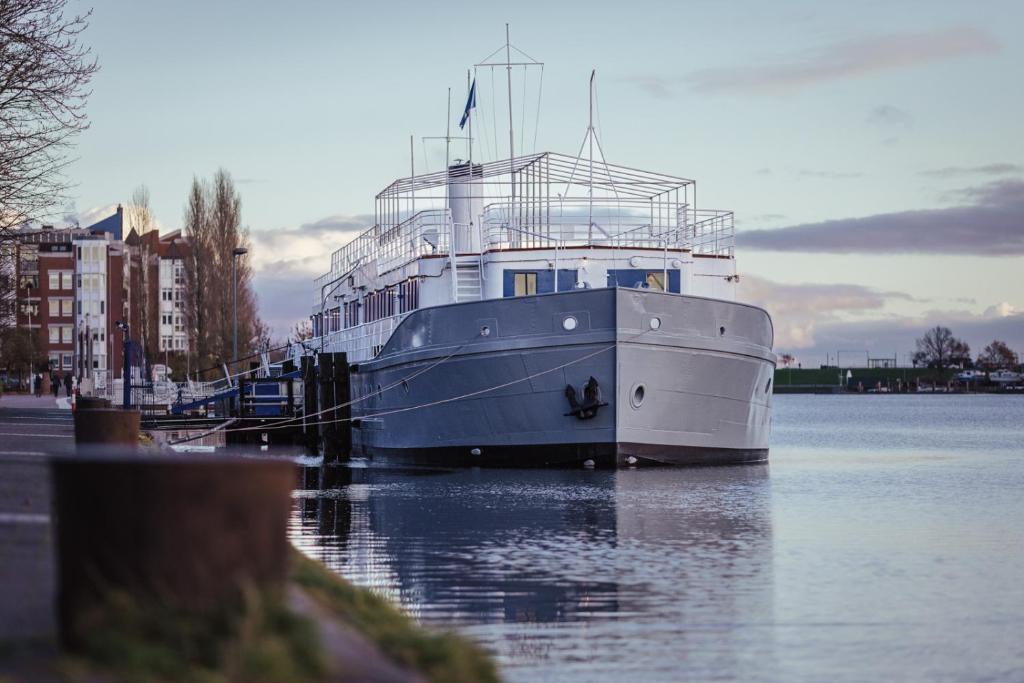 a large boat is docked in the water at ARCONA - Übernachten auf dem Wasser - direkt am Bontekai in Wilhelmshaven