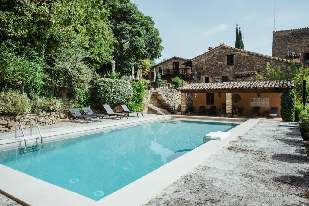 a swimming pool in the backyard of a house at La Sala de Camós in Camós