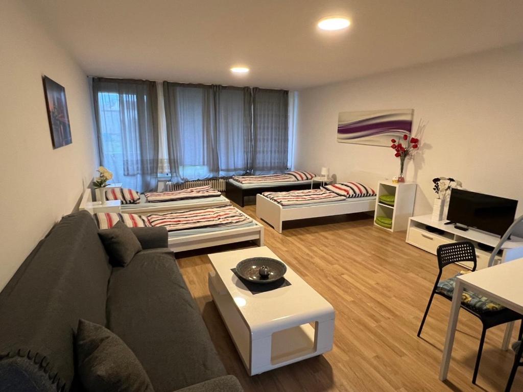 salon z kanapą i stołem w obiekcie Wohnung in Troisdorf T02 w mieście Troisdorf