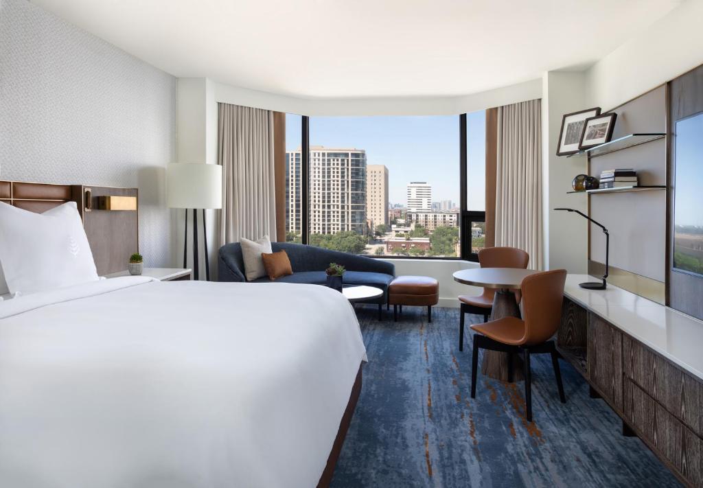 Four Seasons Hotel Houston - Deluxe King Room