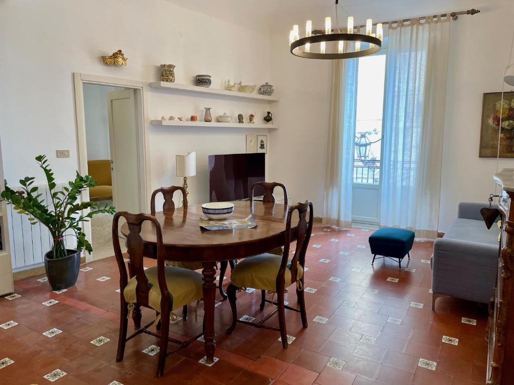 陶爾米納的住宿－Casa Teatro Greco，客厅配有餐桌和椅子