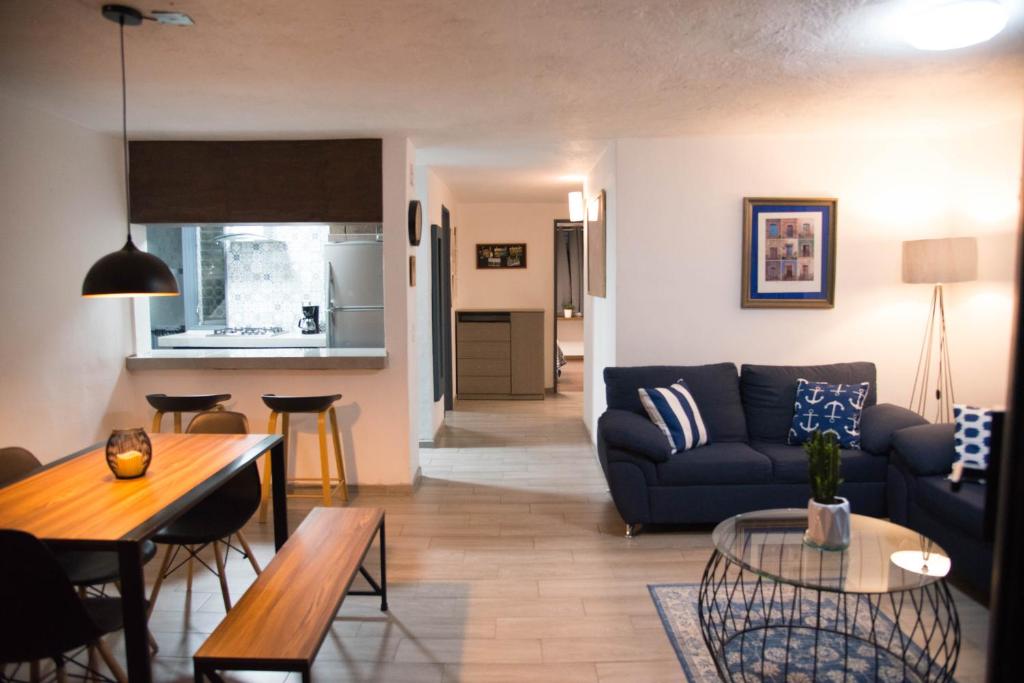 a living room with a couch and a table at Departamento Glorieta La Normal in Guadalajara