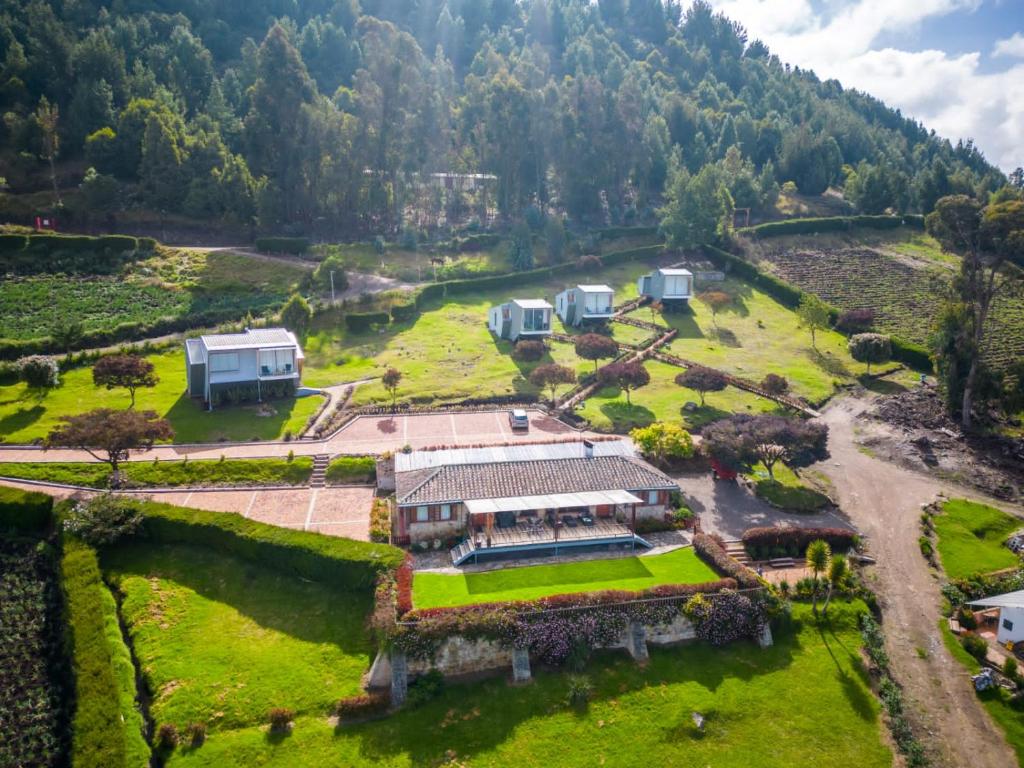 una vista aérea de una casa en un campo con árboles en Cabaña sobre el Lago de Tota, en Aquitania