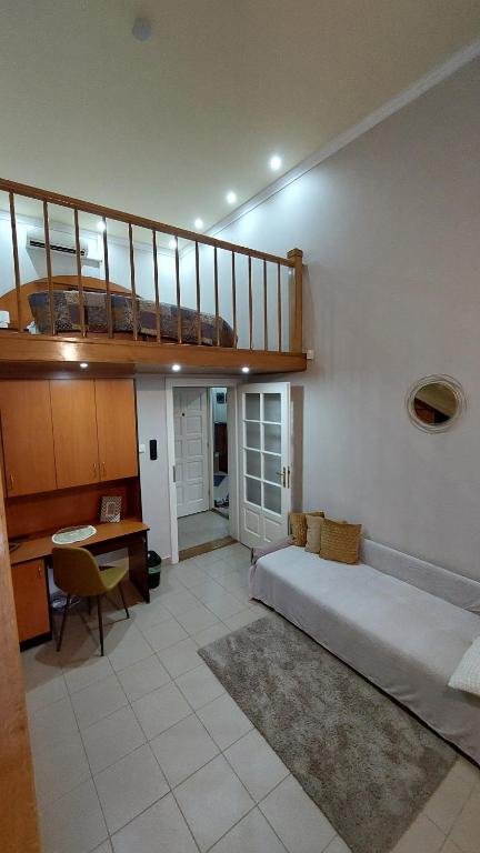 um quarto com uma cama, uma secretária e uma escadaria em Family Apartman em Gyula
