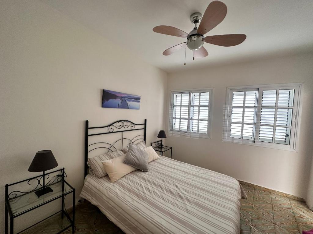 - une chambre avec un lit et un ventilateur de plafond dans l'établissement Casa Álamo Agaete, à Agaete