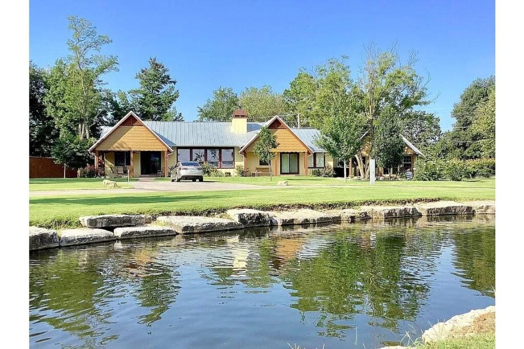 Grand Lake Reunion House-Community pool, hot tub, lake access - Housity