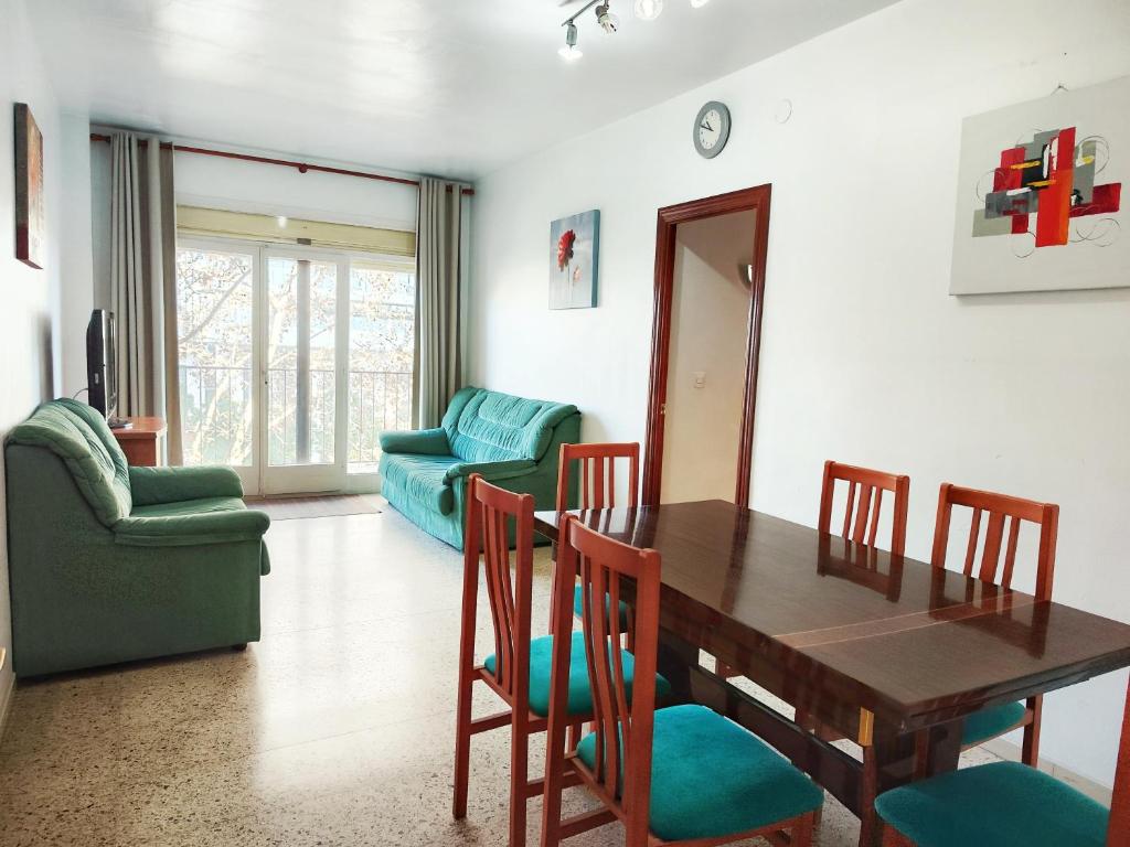 ein Esszimmer mit einem Holztisch und Stühlen in der Unterkunft Apartamento Diagonal Mar, cerca del Forum y la playa in Barcelona