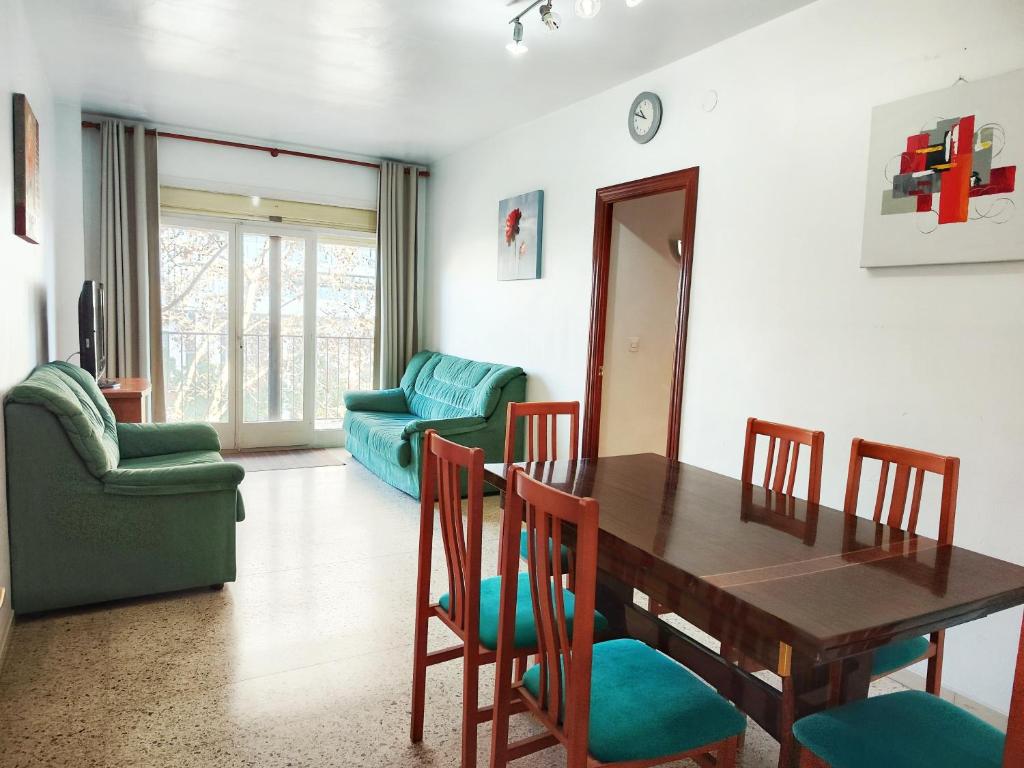 a dining room with a wooden table and chairs at Apartamento Diagonal Mar, cerca del Forum y la playa in Barcelona