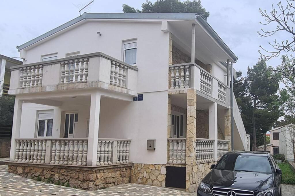Budova, v ktorej sa apartmán nachádza