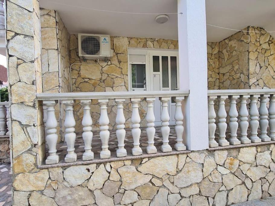 Balkón alebo terasa v ubytovaní Apartmani Lana, 40 metara do mora, Seline (2+1)