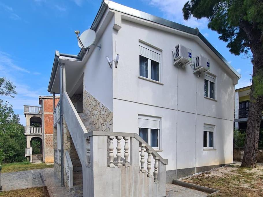 Budova, v ktorej sa apartmán nachádza