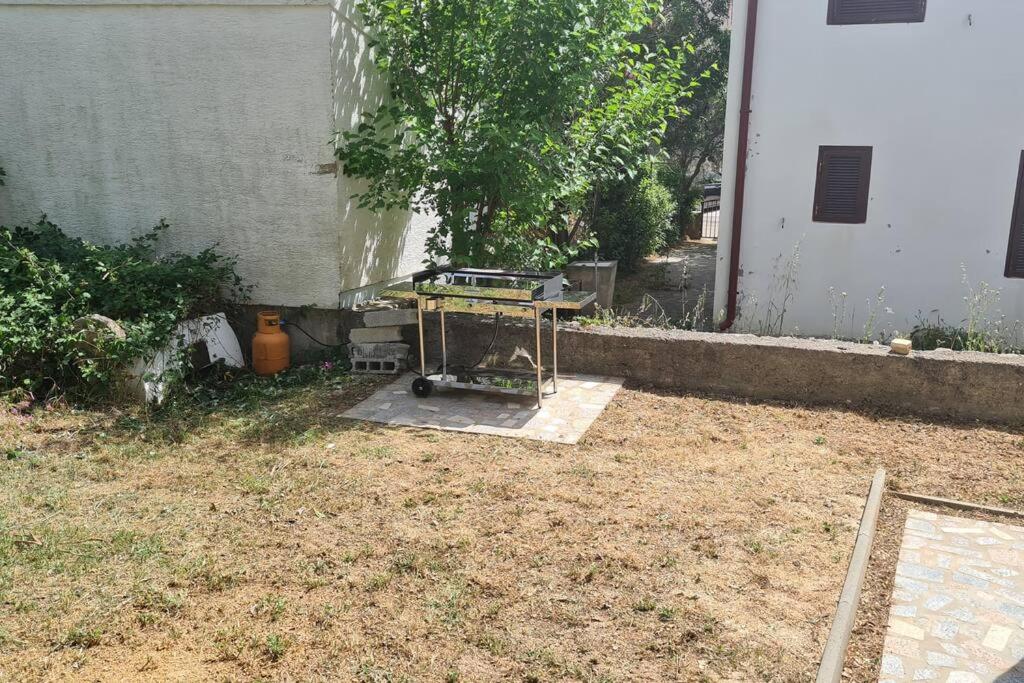 Vonkajšia záhrada v ubytovaní Apartmani Lana, 40 metara do mora, Seline (2+1)