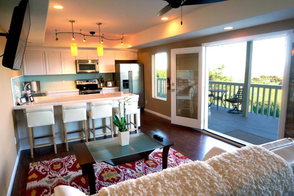 a living room with a couch and a kitchen at LUXURY - VISTA HOUSE above the clouds! in San Luis Obispo