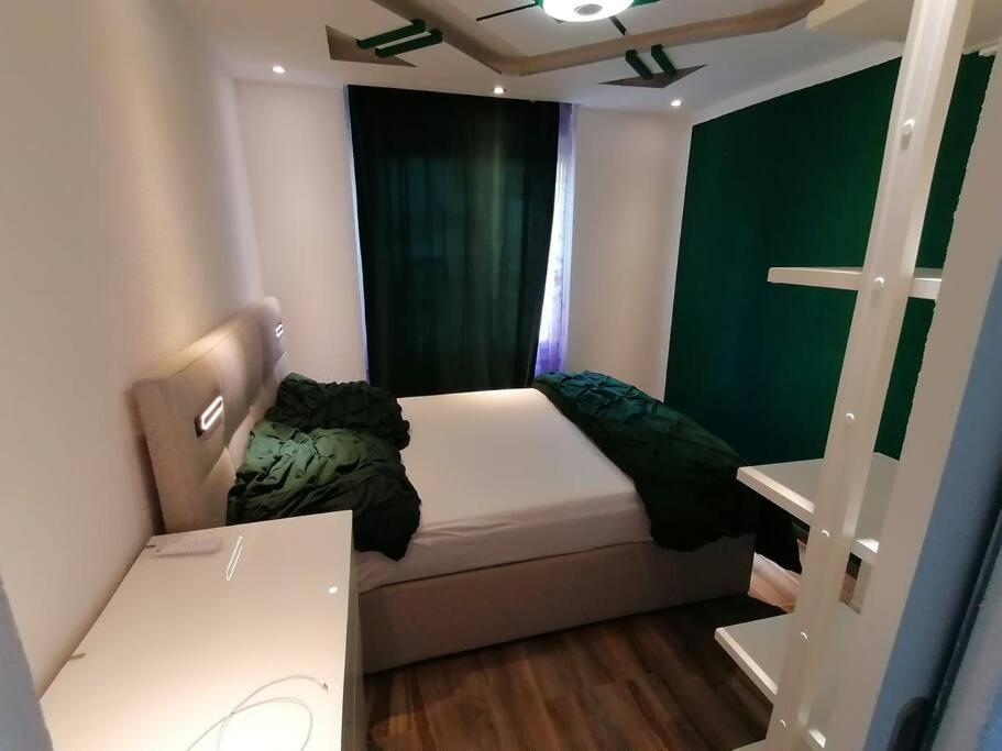 małą sypialnię z łóżkiem i krzyżem na ścianie w obiekcie Luxury Voll möblierte 2 Zimmer Appartement Aarau w mieście Küttigen