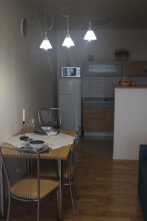 A kitchen or kitchenette at JASMINE APARTMENT - FREE PARKING - CITY CENTER - SKIBUS - TATRALANDIA 5km