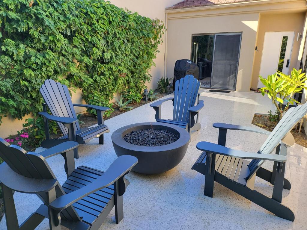 un grupo de sillas y una hoguera en un patio en Palm Paradise, en Palm Desert