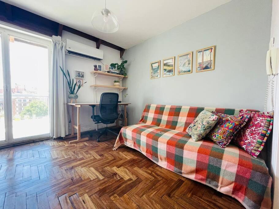 sala de estar con sofá y escritorio en Departamento con balcón estilo escandinavo Zona centro en Córdoba