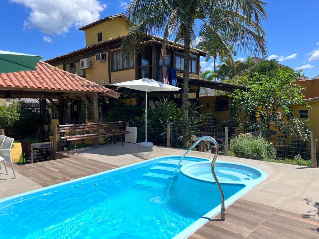 una piscina frente a una casa en A Hora do Recreio, en Río de Janeiro