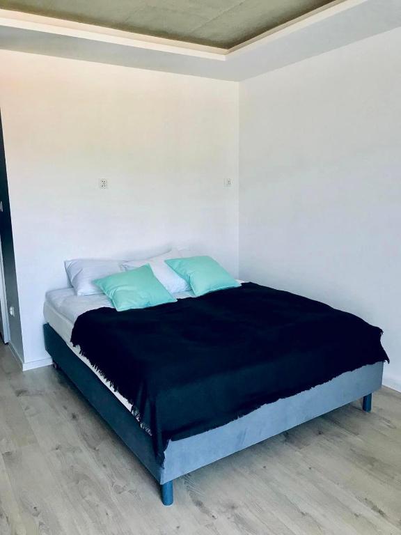 Łóżko lub łóżka w pokoju w obiekcie BLOMMA Niechorze