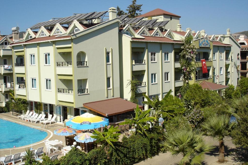  Elle offre une vue aérienne sur un hôtel doté d'une piscine. dans l'établissement Parkmar Apart, à Marmaris