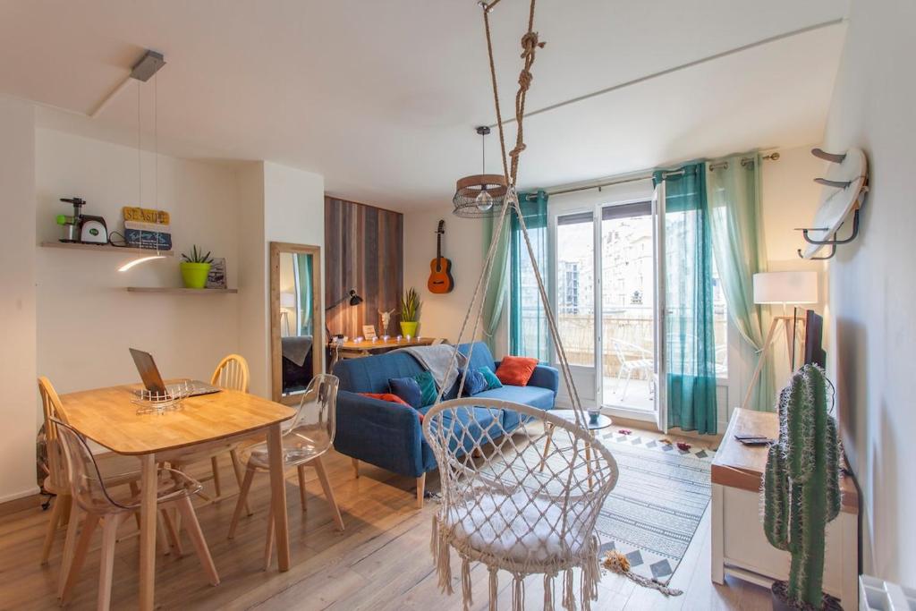 un salon avec un canapé bleu et une table dans l'établissement Paul Janet, à Grenoble