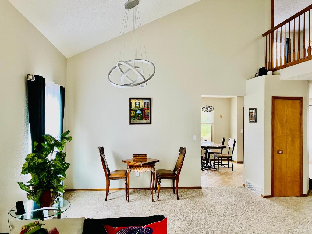 3br home 2br unit close to USAFA with fireplace - Five-Bedroom House