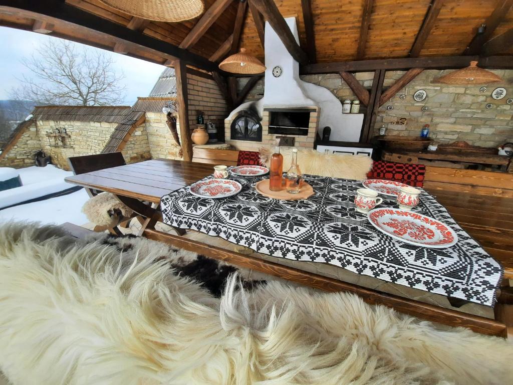 une salle à manger avec une table et un tapis dans l'établissement Acul în carul cu fan, à Pădurenii