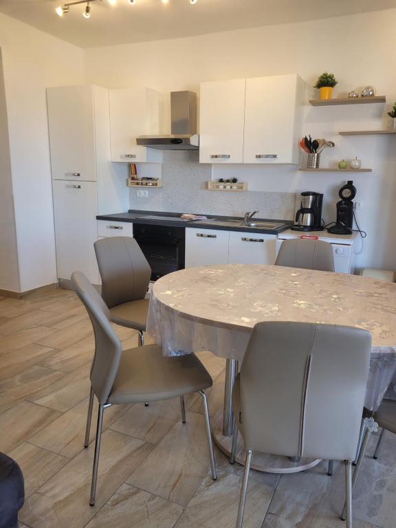 Kuchyňa alebo kuchynka v ubytovaní Appartement Baraba