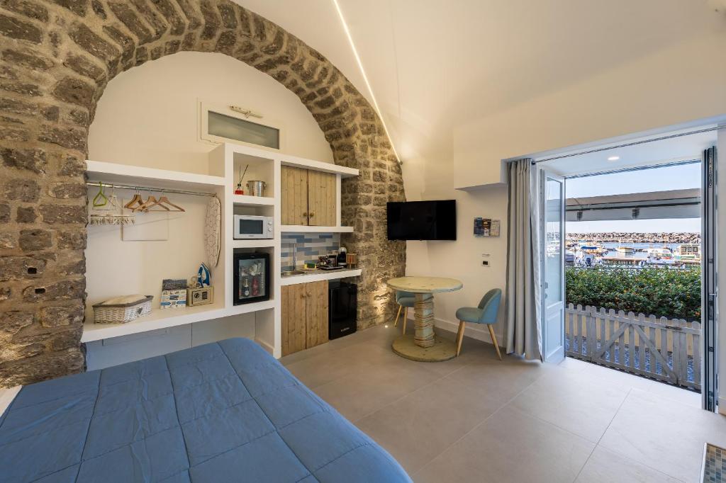 sypialnia z łóżkiem i drzwiami prowadzącymi na balkon w obiekcie SEA VIEW Marina di Cassano w mieście Piano di Sorrento