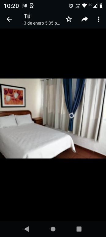 una imagen de un dormitorio con cama y ventana en Balaka, en Punta del Este