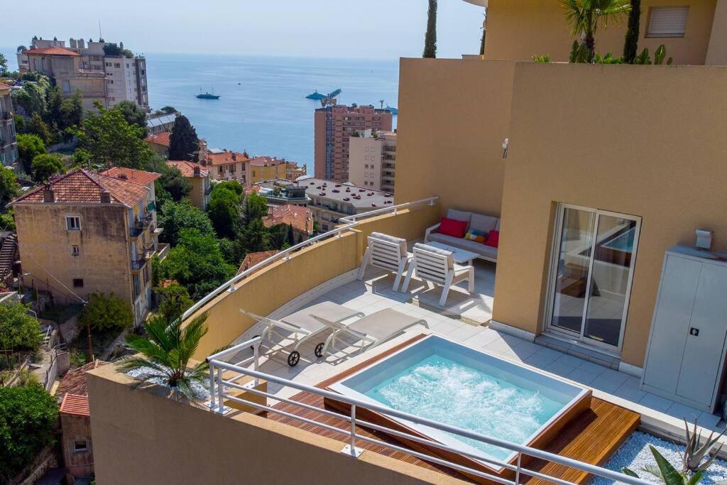 une piscine sur le côté d'un immeuble dans l'établissement Penthouse Exceptionnel vue Mer proche Monaco, à Beausoleil