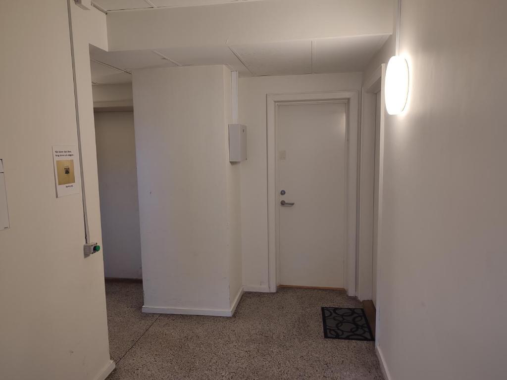 an empty hallway with a white door and a white wall at Bjergvænget 16, 2400 København in Copenhagen