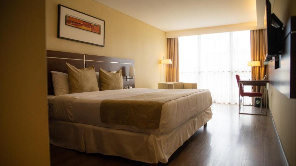 Postel nebo postele na pokoji v ubytování Howard Johnson La Cañada Hotel & Suites