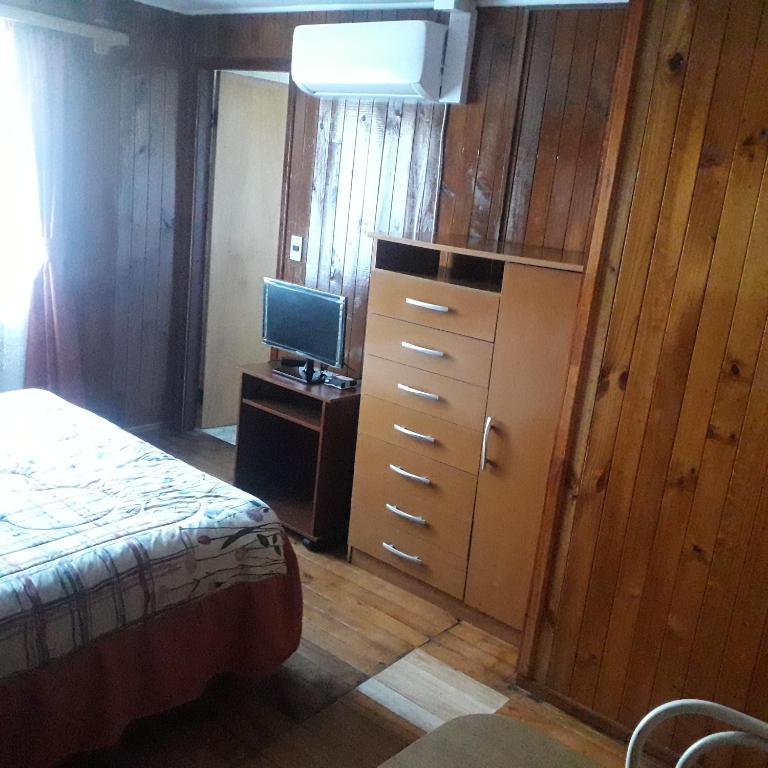 Postel nebo postele na pokoji v ubytování Hostal Rayen