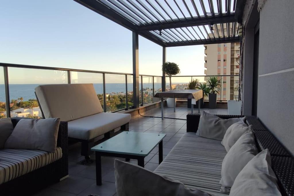 uma varanda com sofás e vista para o oceano em Espectacular Ático con excelentes vistas. em Almeria